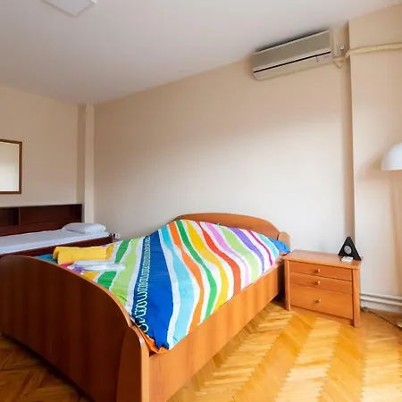 • Luxurious ǀ Spacious 100m2 ǀ City Center ǀ Main Square ǀ 2br ǀ Parking ǀ Wi-fi • Апартаменты Скопье
