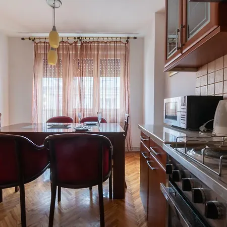 Апартаменты • Luxurious ǀ Spacious 100m2 ǀ City Center ǀ Main Square ǀ 2br ǀ Parking ǀ Wi-fi • *