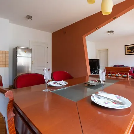Апартаменты • Luxurious ǀ Spacious 100m2 ǀ City Center ǀ Main Square ǀ 2br ǀ Parking ǀ Wi-fi • *