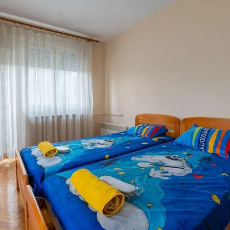• Luxurious ǀ Spacious 100m2 ǀ City Center ǀ Main Square ǀ 2br ǀ Parking ǀ Wi-fi • Апартаменты Скопье